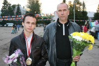Чемпион мира по пауэрлифтингу Булат Самкаев с тренером В.П. Фоминым